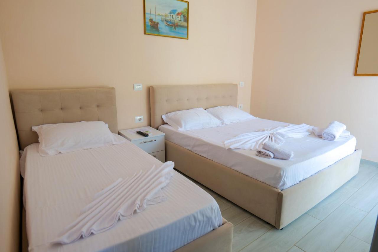 White Hotel Borsh Extérieur photo